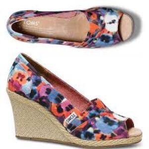 Vintage, Tom’s wedges. Beautiful pansies print! Size 9.5 Good condition!